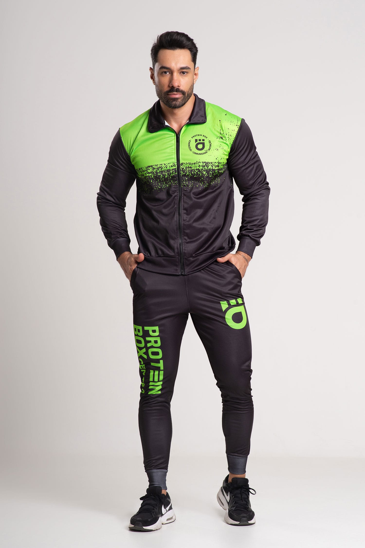 Imagem alternativa de um homem usando Conjunto calca jogger + casaco